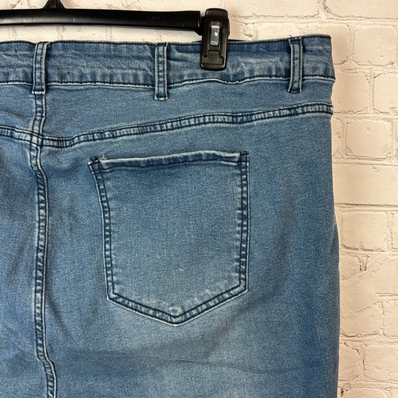 BloomChic Medium Wash Roll Hem Denim Capri Jeans Plus Size 26 (4X) & 16 (1X) - Picture 7 of 8